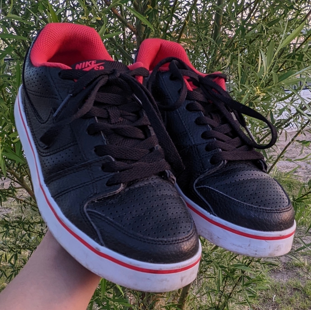 Nike SB Womens 8 - 8.5 black, coral